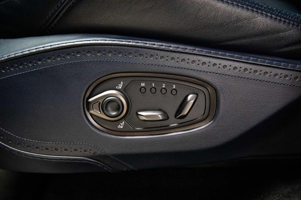 Aston Martin DBX 2021