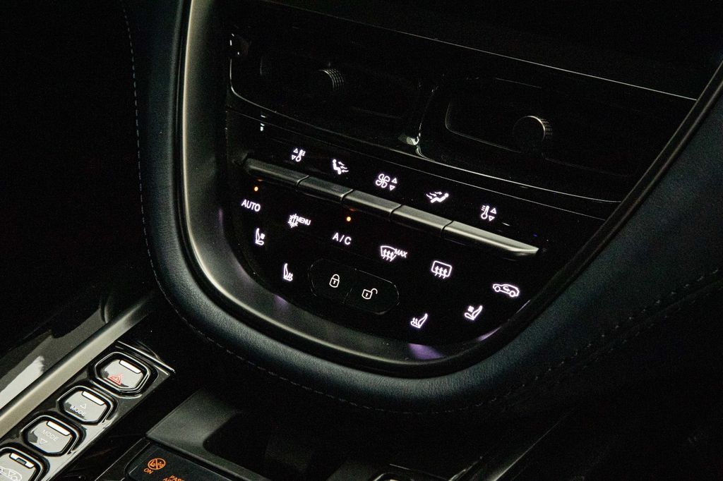 Aston Martin DBX 2021