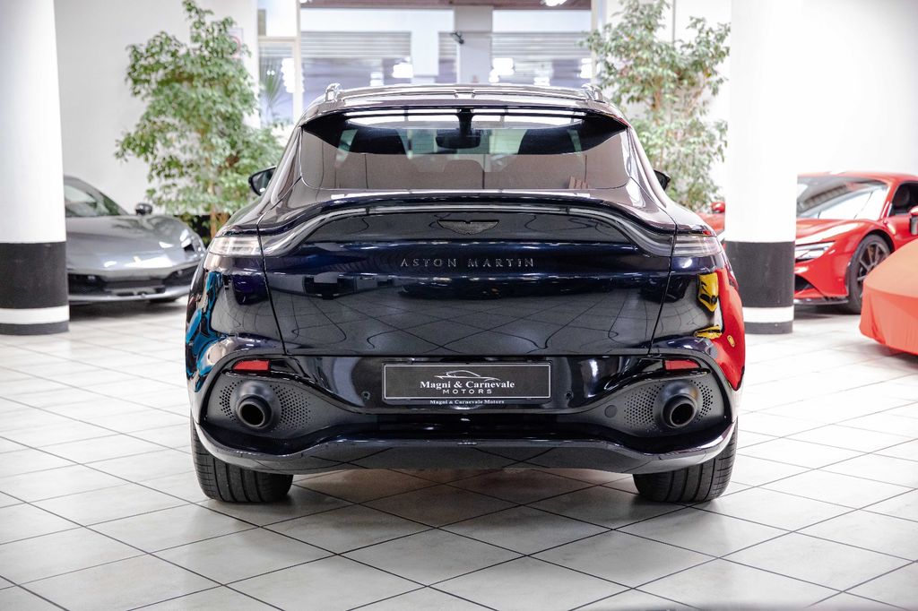 Aston Martin DBX 2021