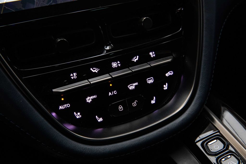 Aston Martin DBX 2021