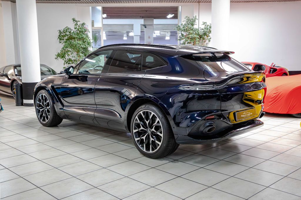 Aston Martin DBX 2021