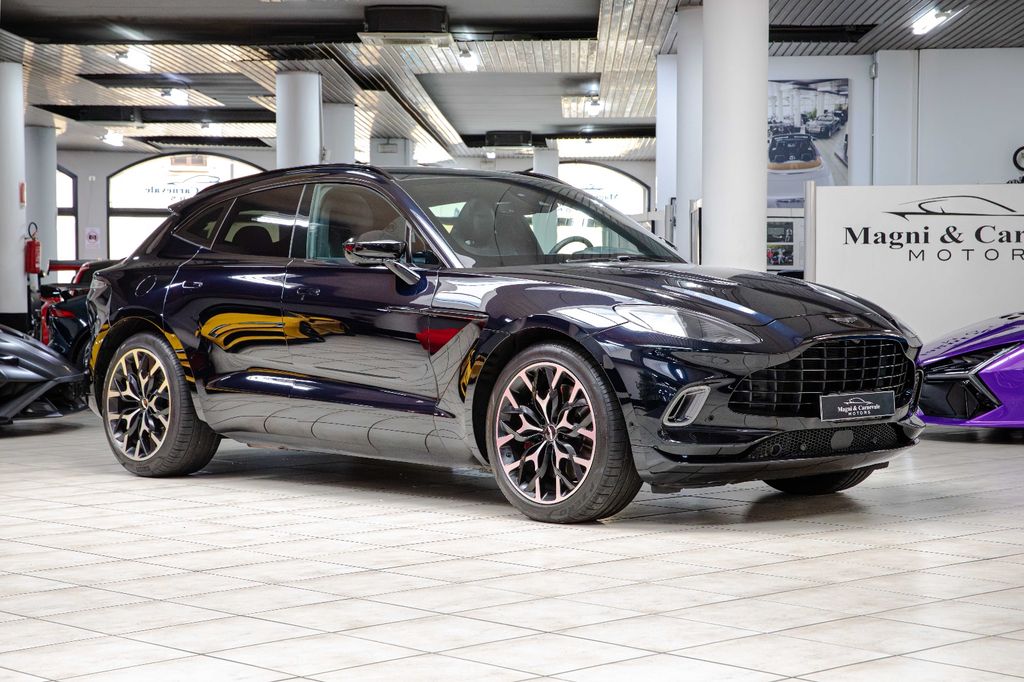 Aston Martin DBX 2021