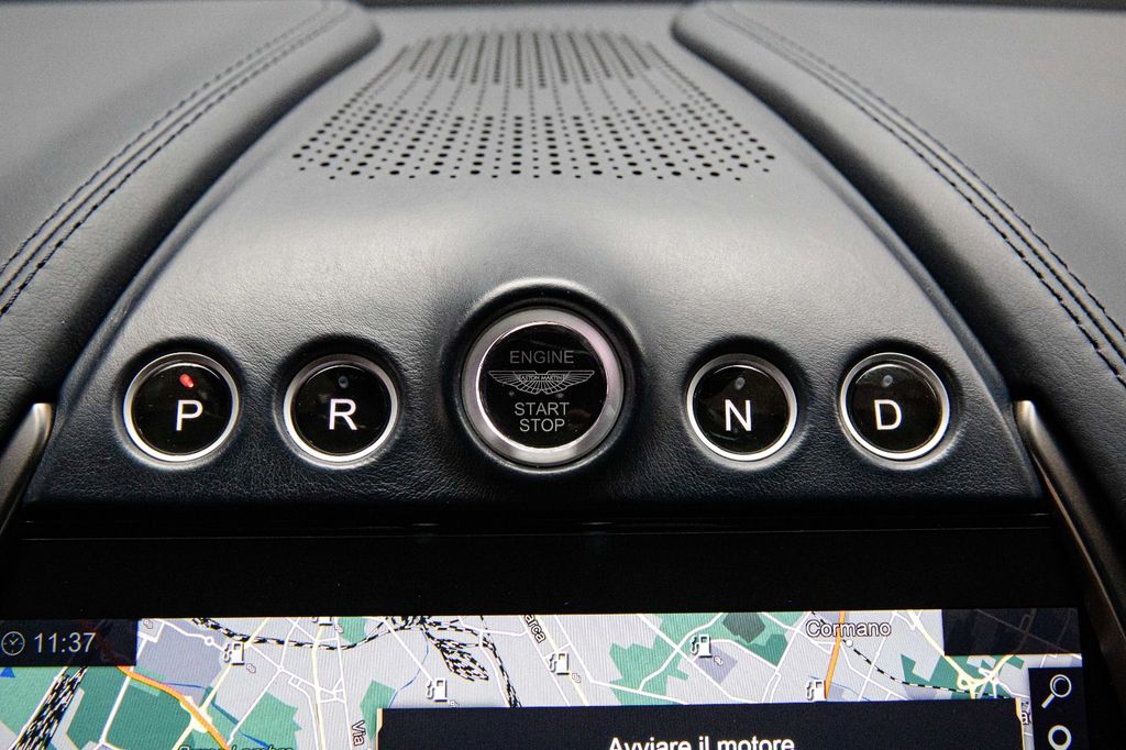 Aston Martin DBX 2021