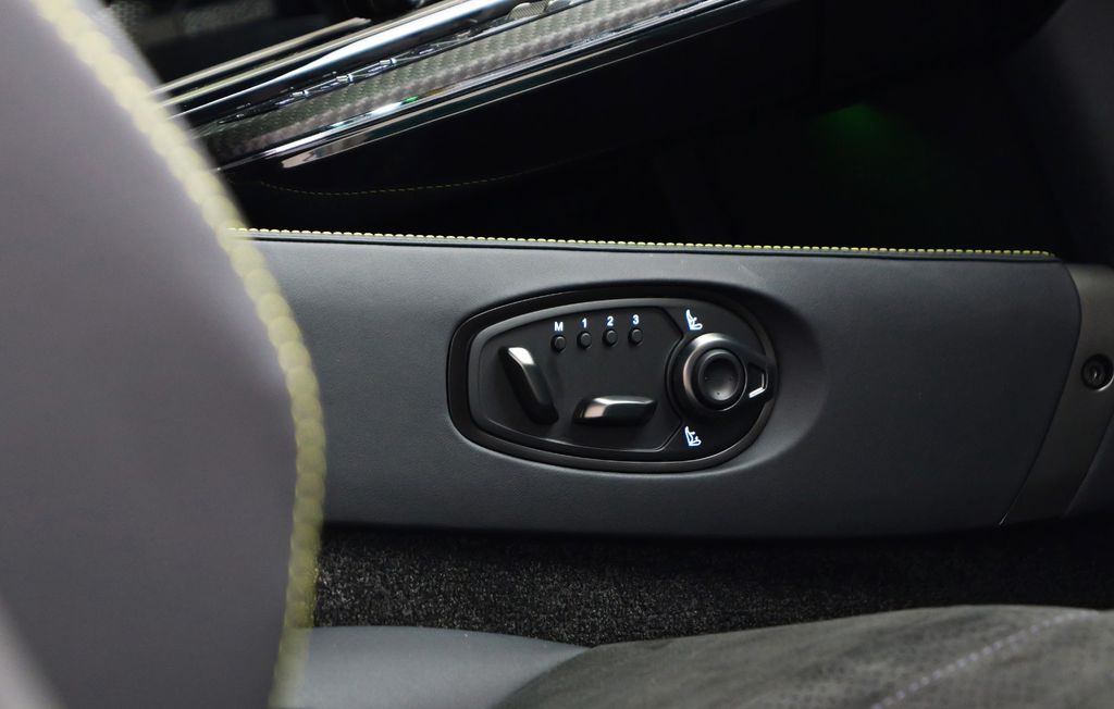 Aston Martin V8 Vantage 2024