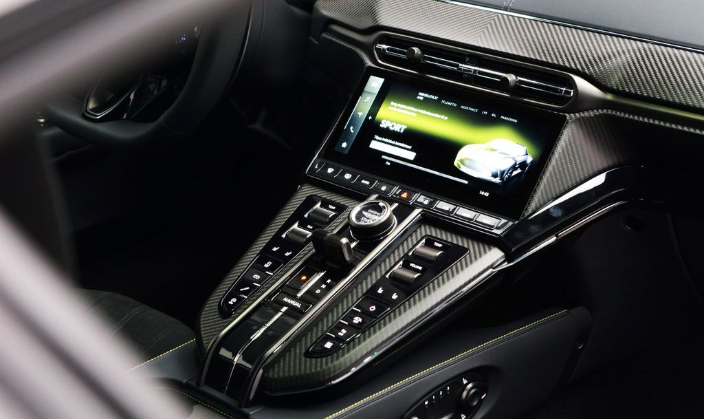 Aston Martin V8 Vantage 2024