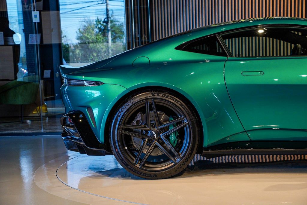 Aston Martin V8 Vantage 2025