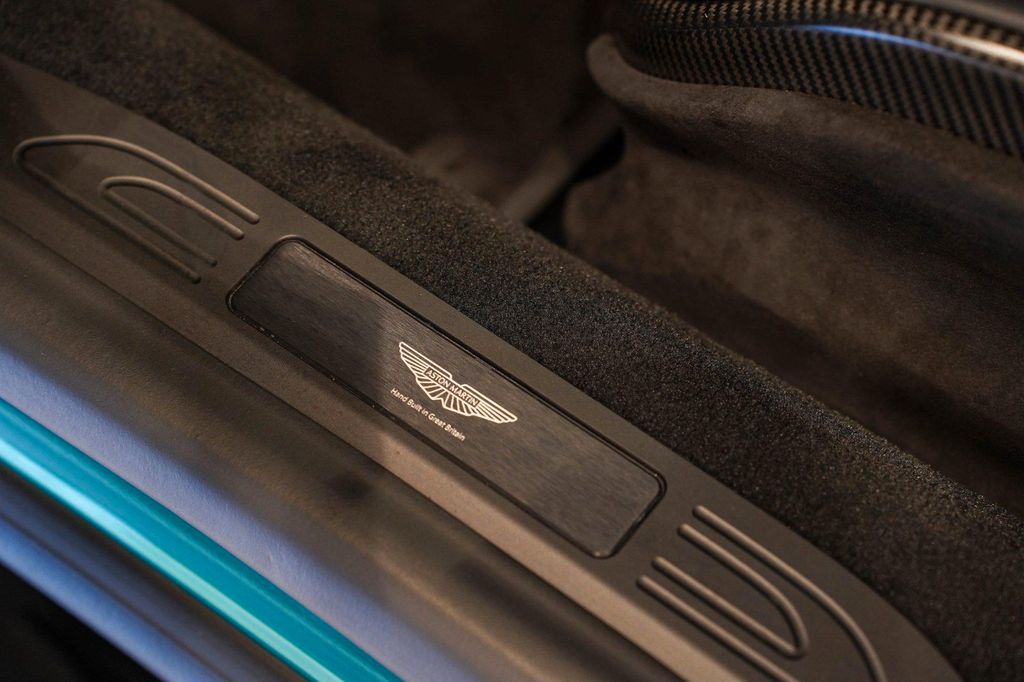 Aston Martin V8 Vantage 2025