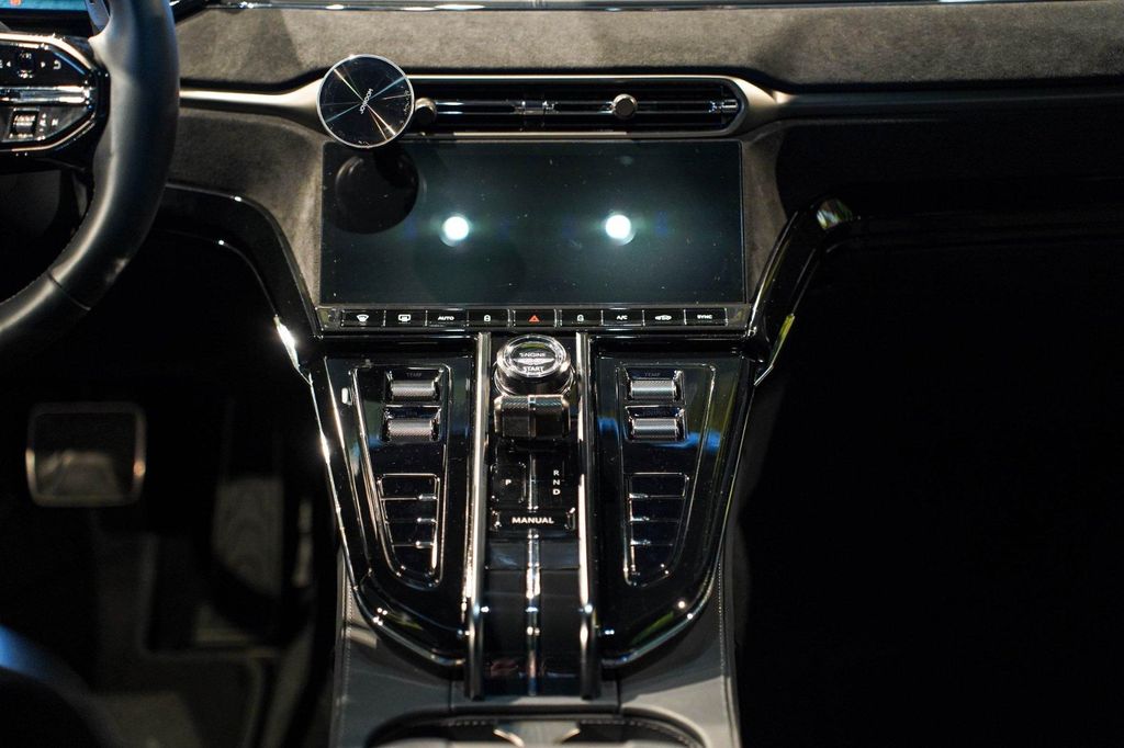 Aston Martin V8 Vantage 2025