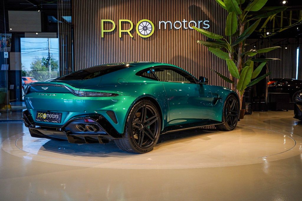 Aston Martin V8 Vantage 2025