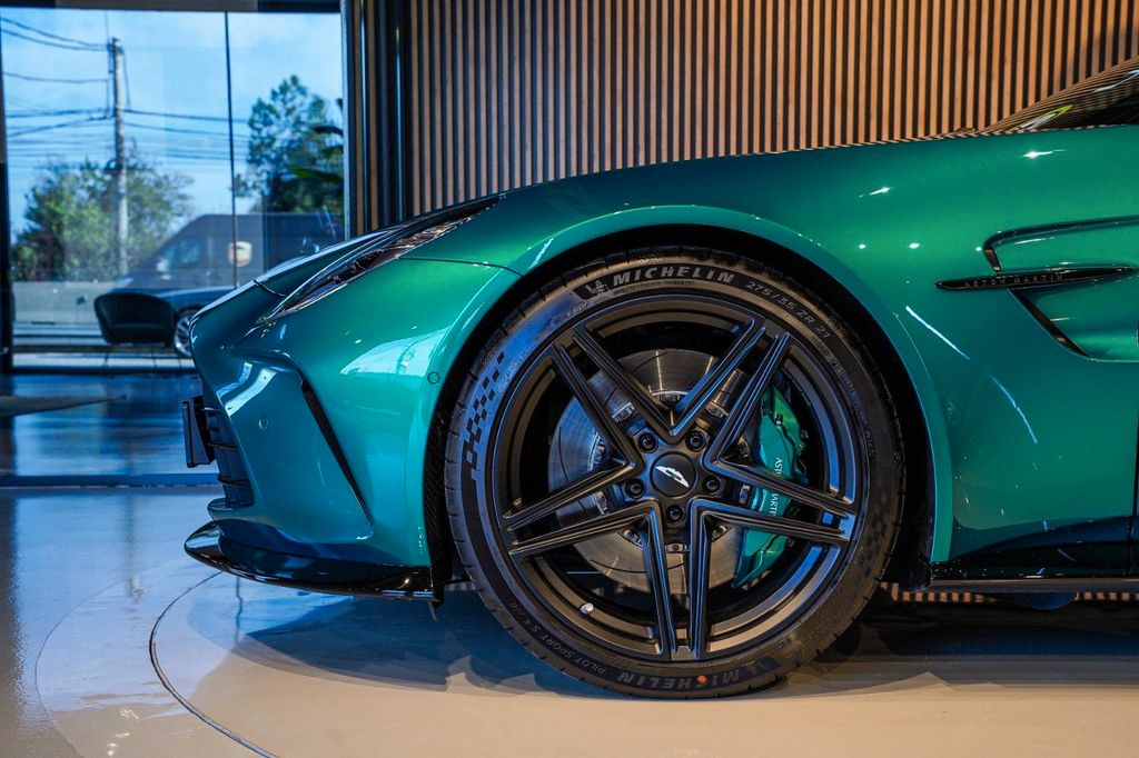 Aston Martin V8 Vantage 2025