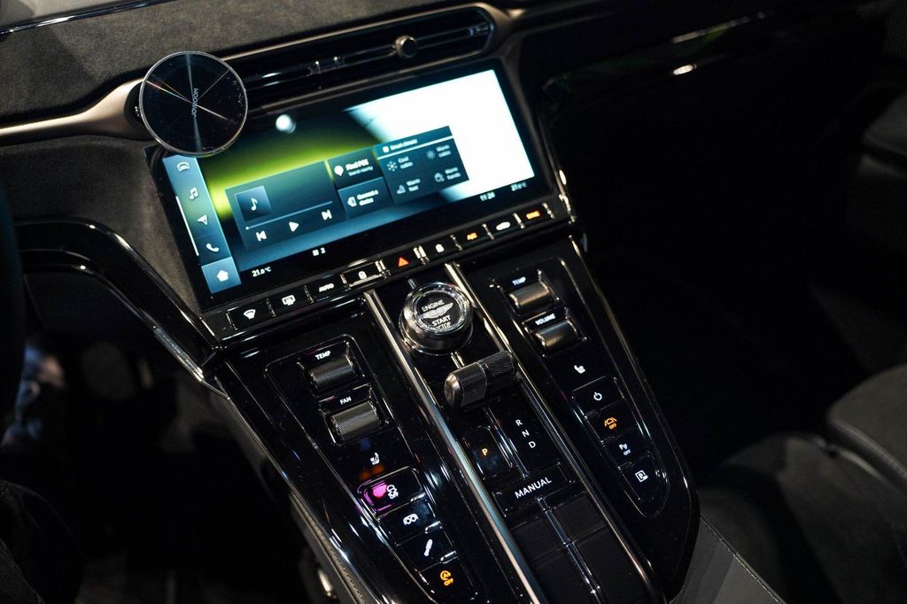 Aston Martin V8 Vantage 2025