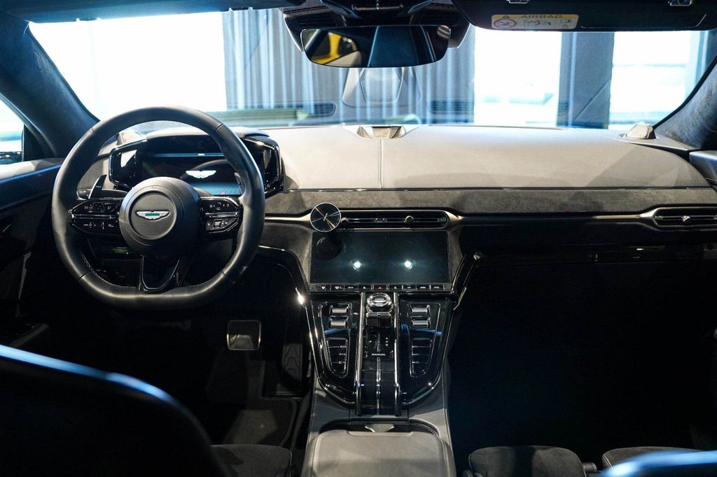 Aston Martin V8 Vantage 2025