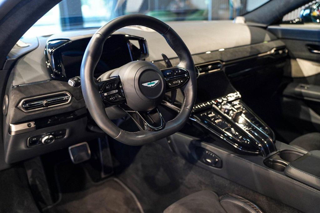 Aston Martin V8 Vantage 2025