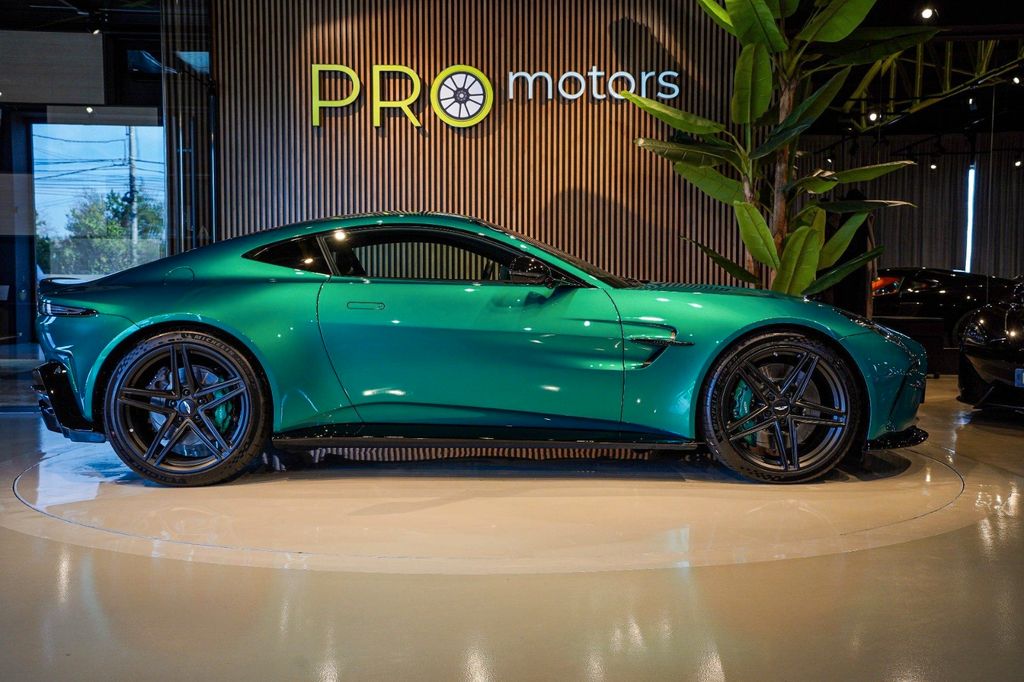 Aston Martin V8 Vantage 2025