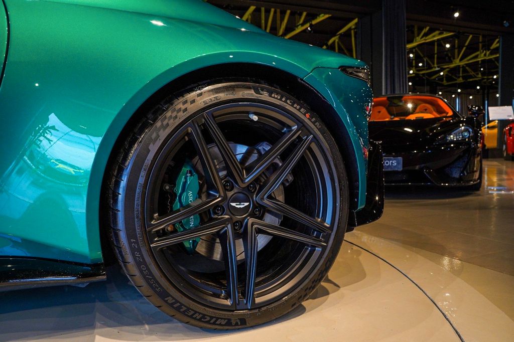 Aston Martin V8 Vantage 2025