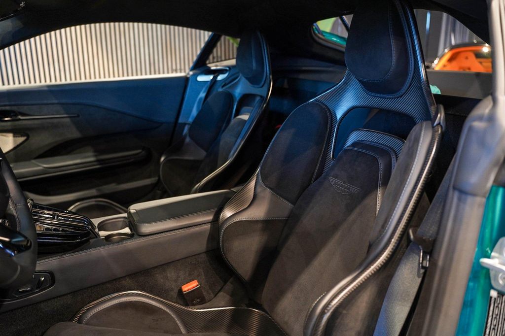 Aston Martin V8 Vantage 2025