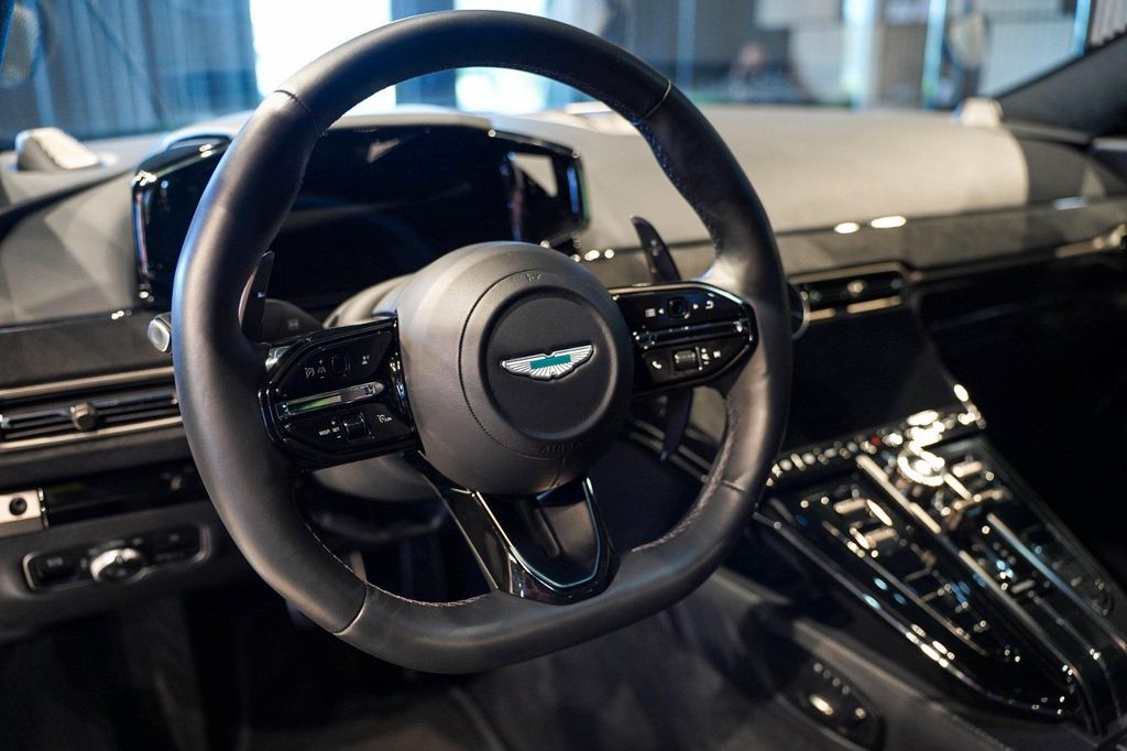 Aston Martin V8 Vantage 2025