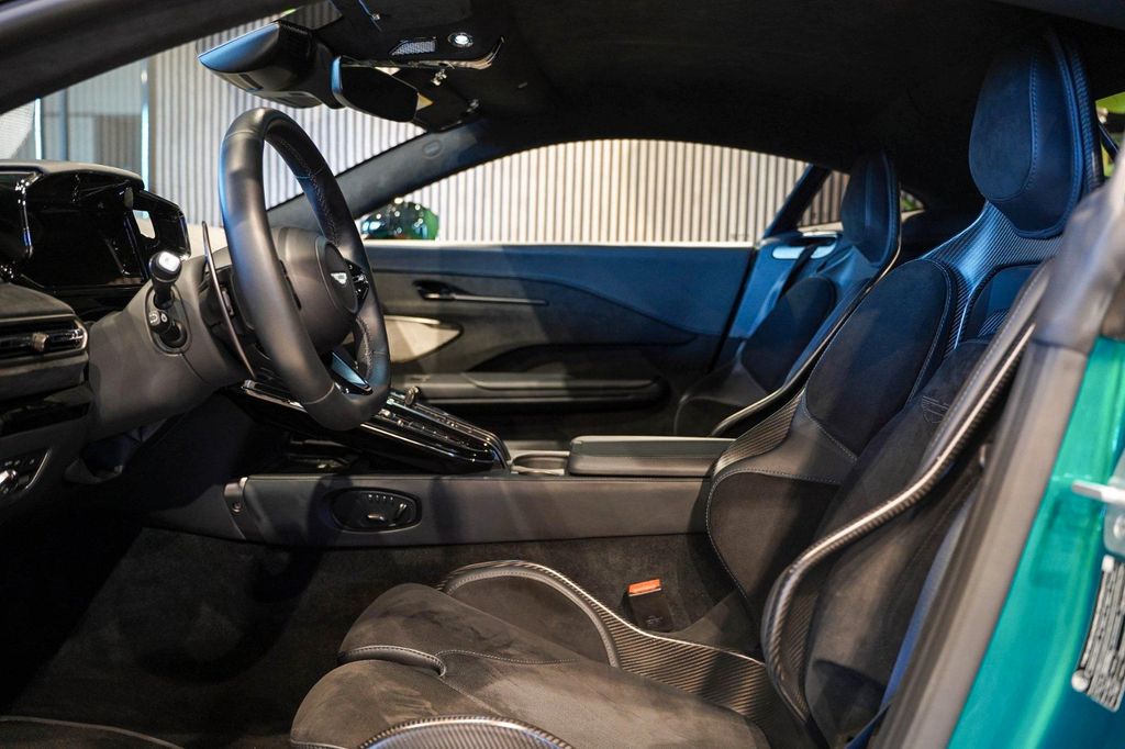 Aston Martin V8 Vantage 2025