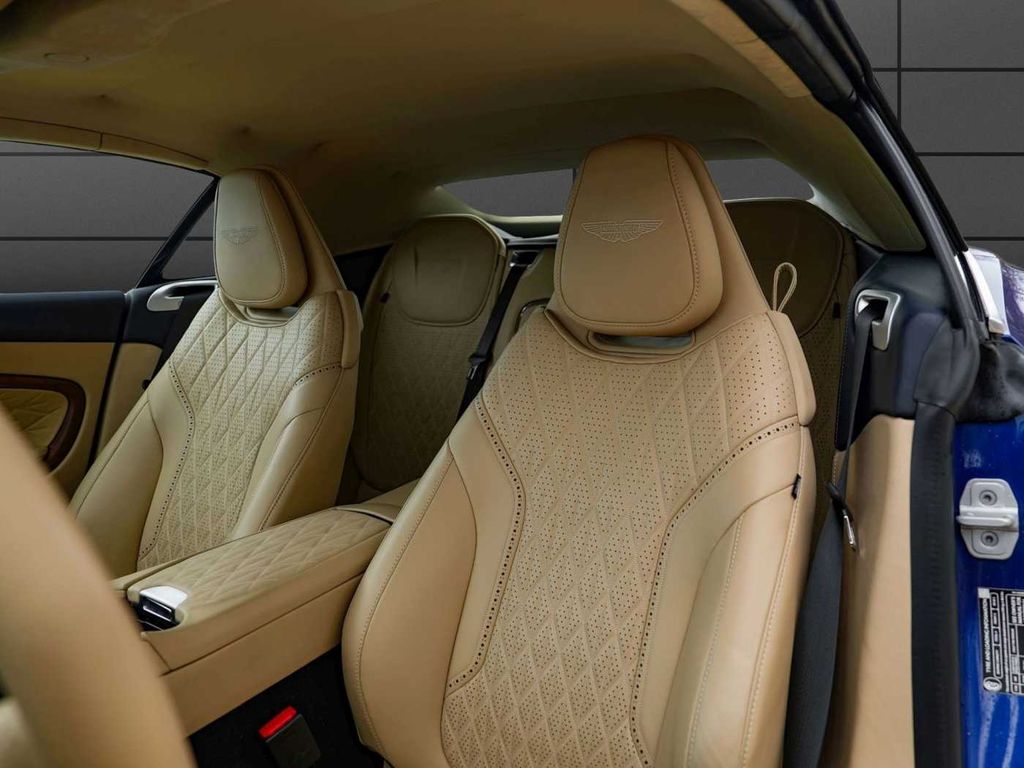 Aston Martin DB12 2024