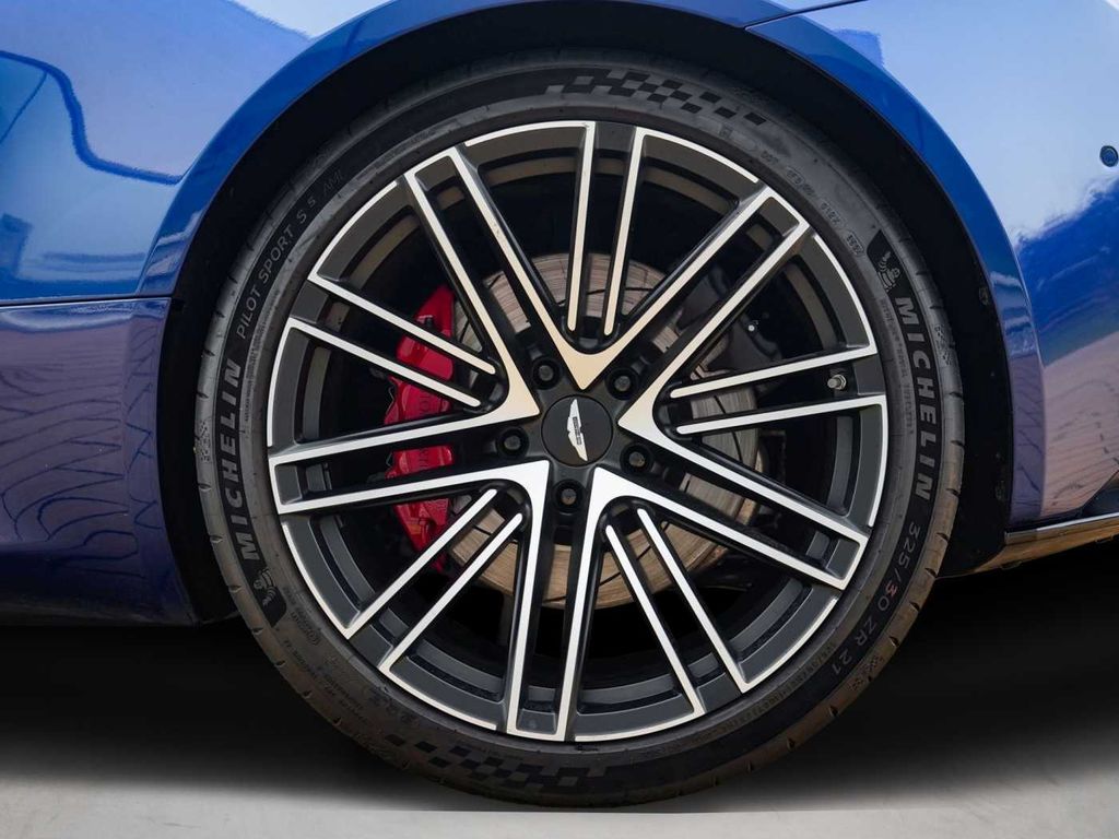 Aston Martin DB12 2024