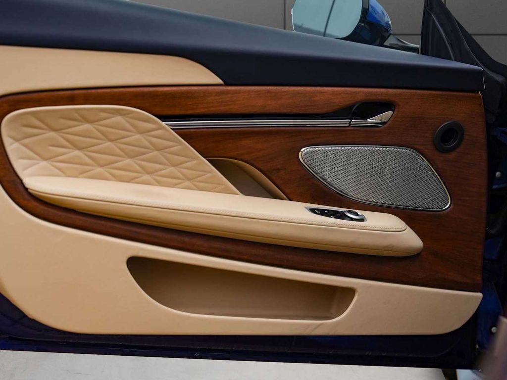 Aston Martin DB12 2024