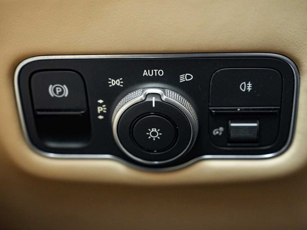 Aston Martin DB12 2024