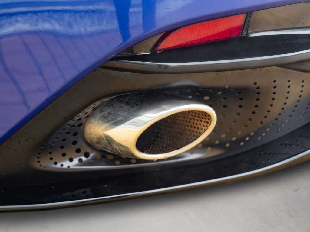 Aston Martin DB12 2024