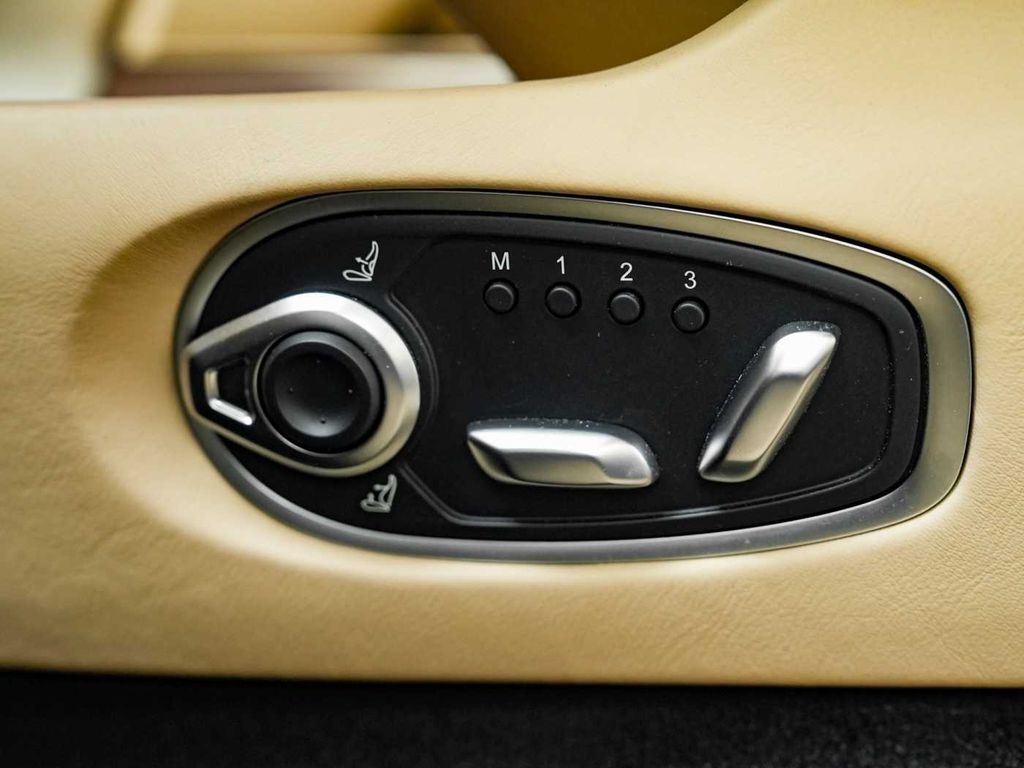 Aston Martin DB12 2024