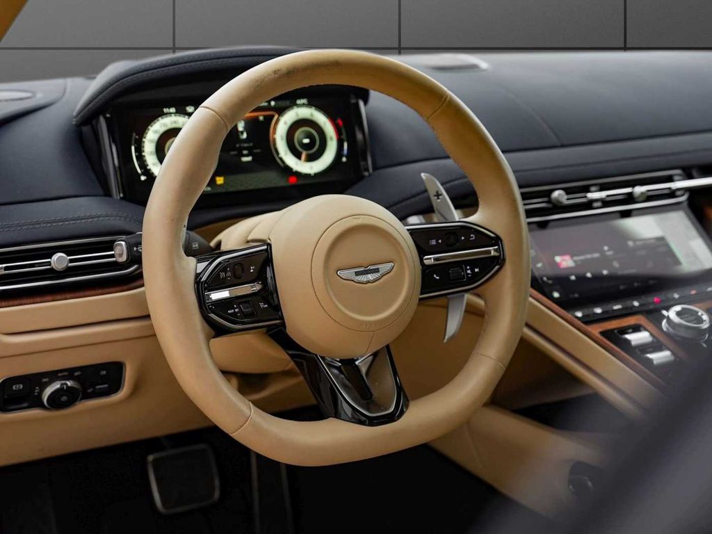 Aston Martin DB12 2024