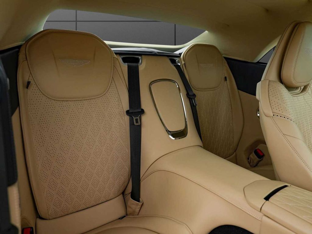 Aston Martin DB12 2024