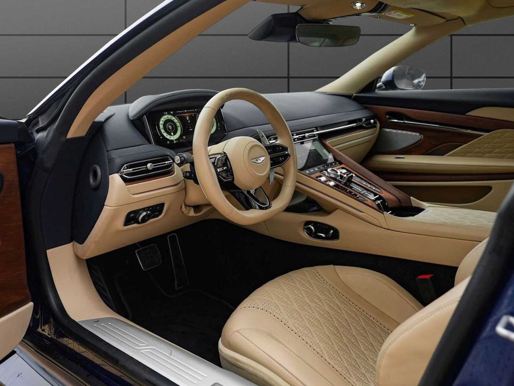 Aston Martin DB12 2024