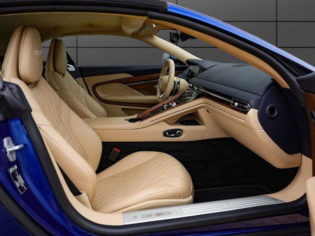 Aston Martin DB12 2024