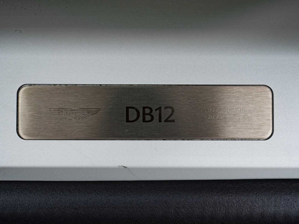 Aston Martin DB12 2024