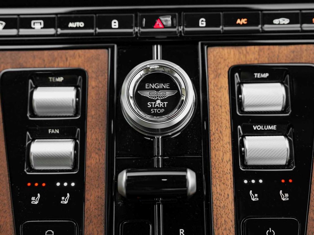 Aston Martin DB12 2024