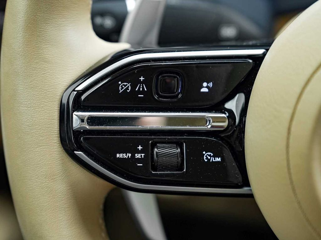 Aston Martin DB12 2024