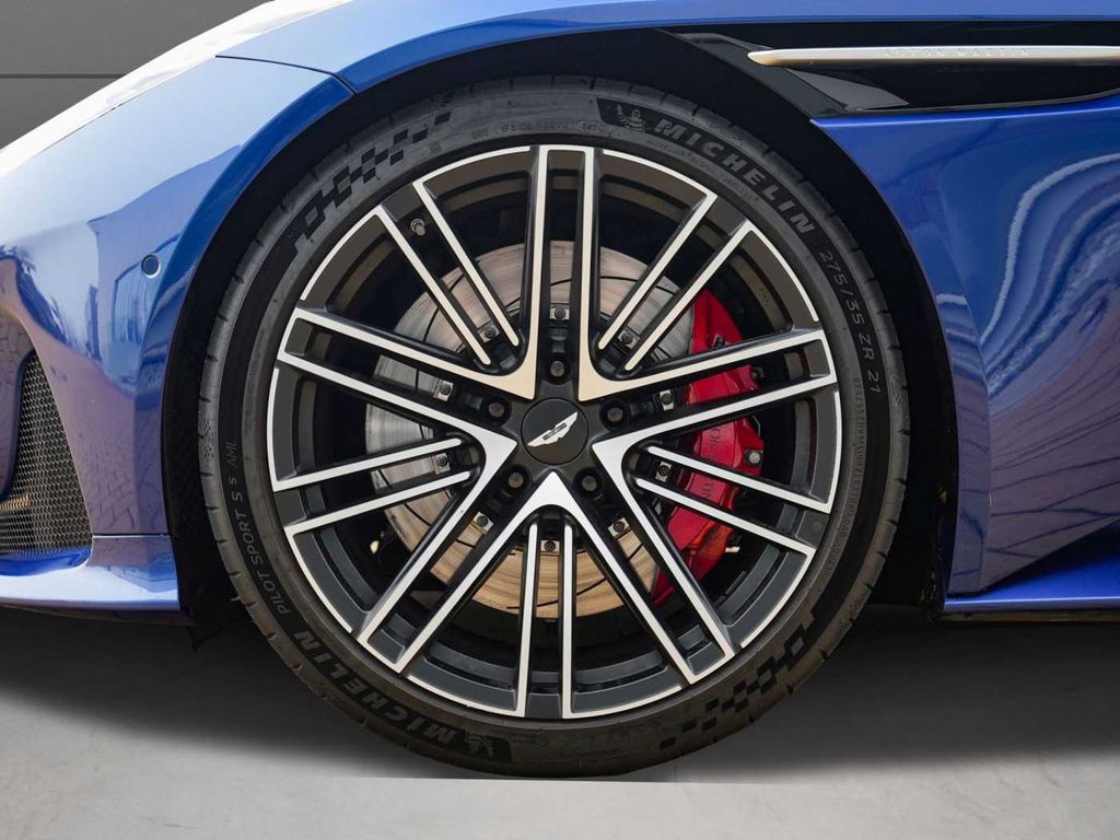 Aston Martin DB12 2024