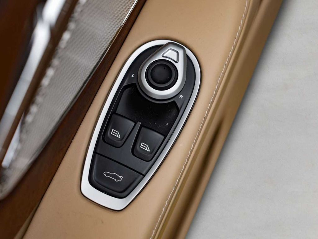 Aston Martin DB12 2024