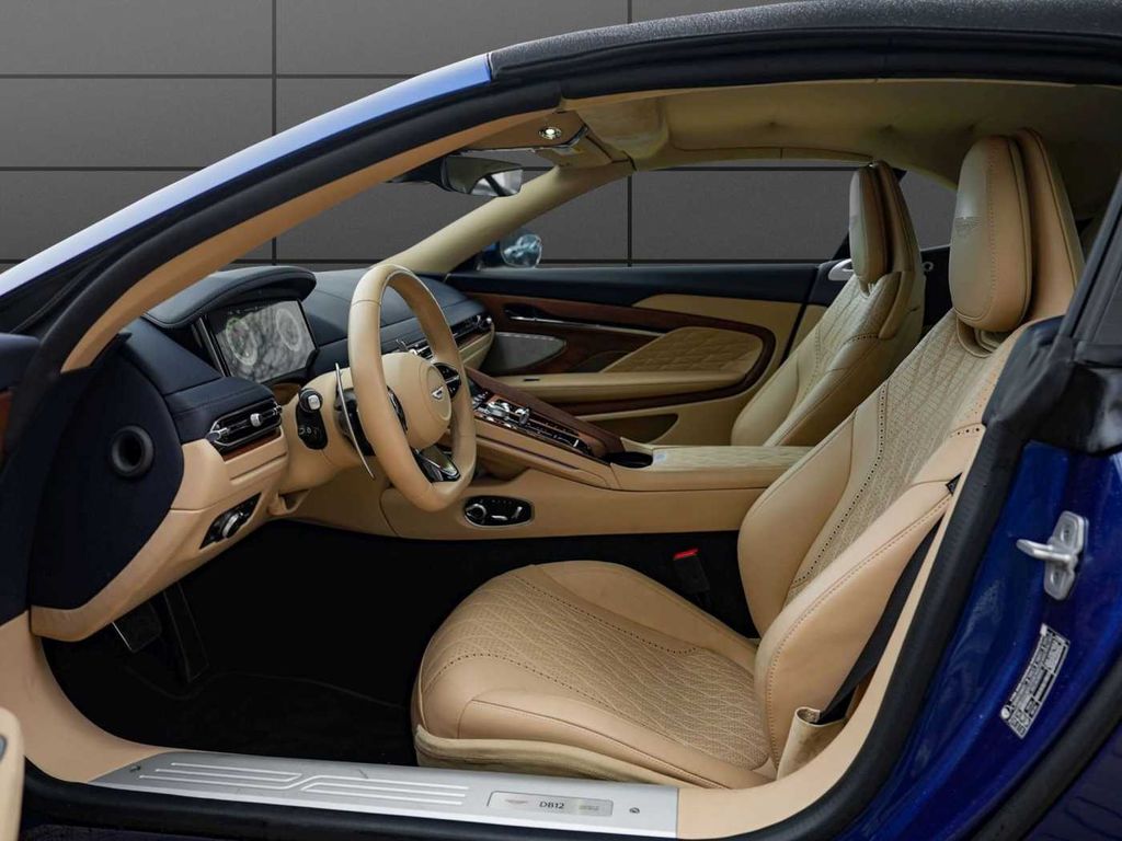 Aston Martin DB12 2024