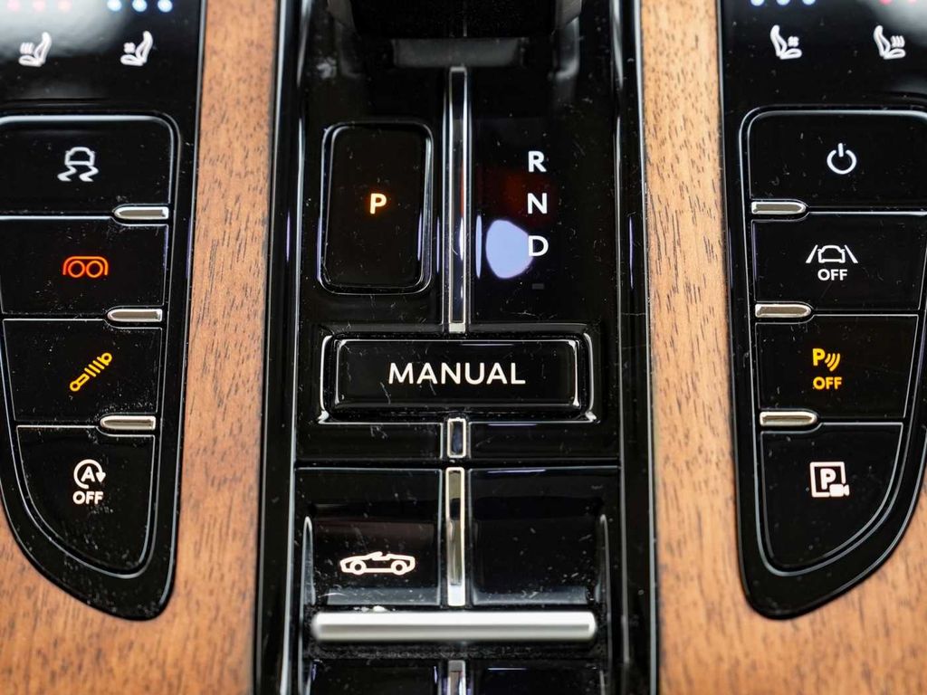 Aston Martin DB12 2024