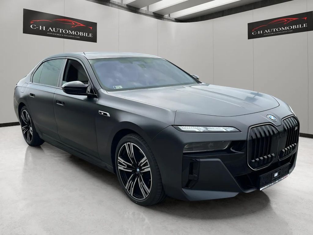 BMW M760 2025
