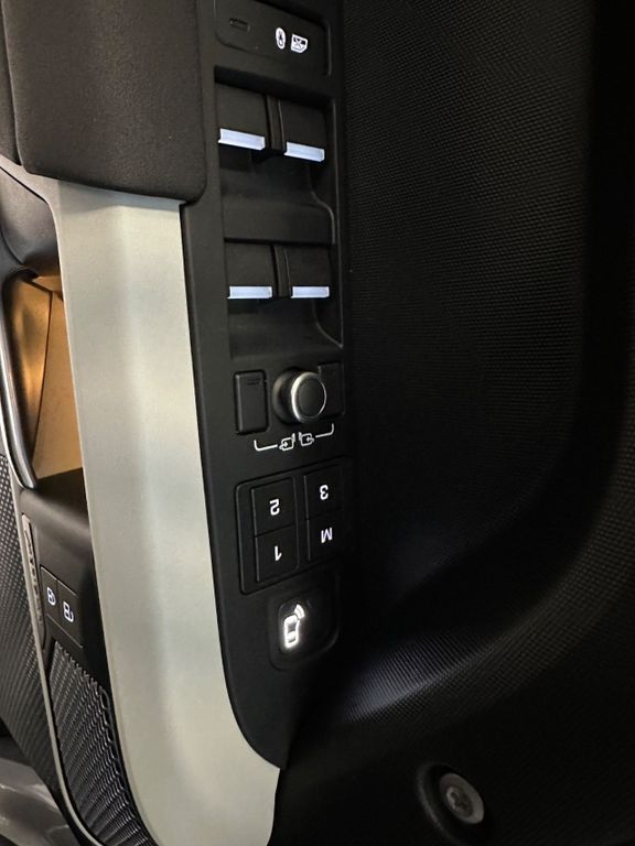 Land Rover Defender 2021