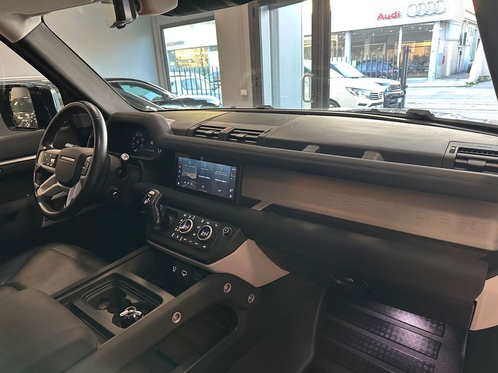 Land Rover Defender 2021