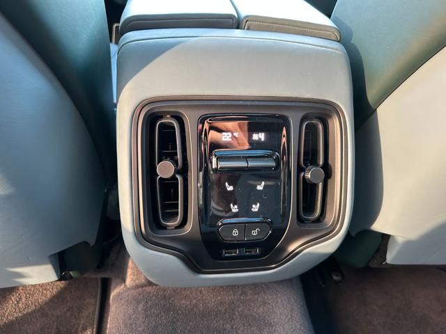 Aston Martin DBX 2022