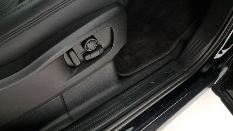 Land Rover Defender 2023