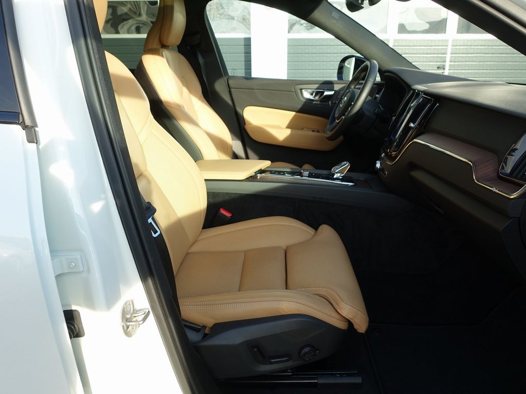 Volvo XC60 2025