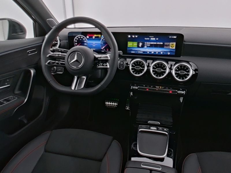 Mercedes-Benz A 220 2025