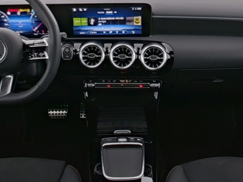 Mercedes-Benz A 220 2025