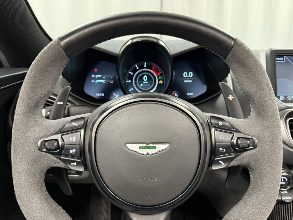 Aston Martin V8 Vantage 2021