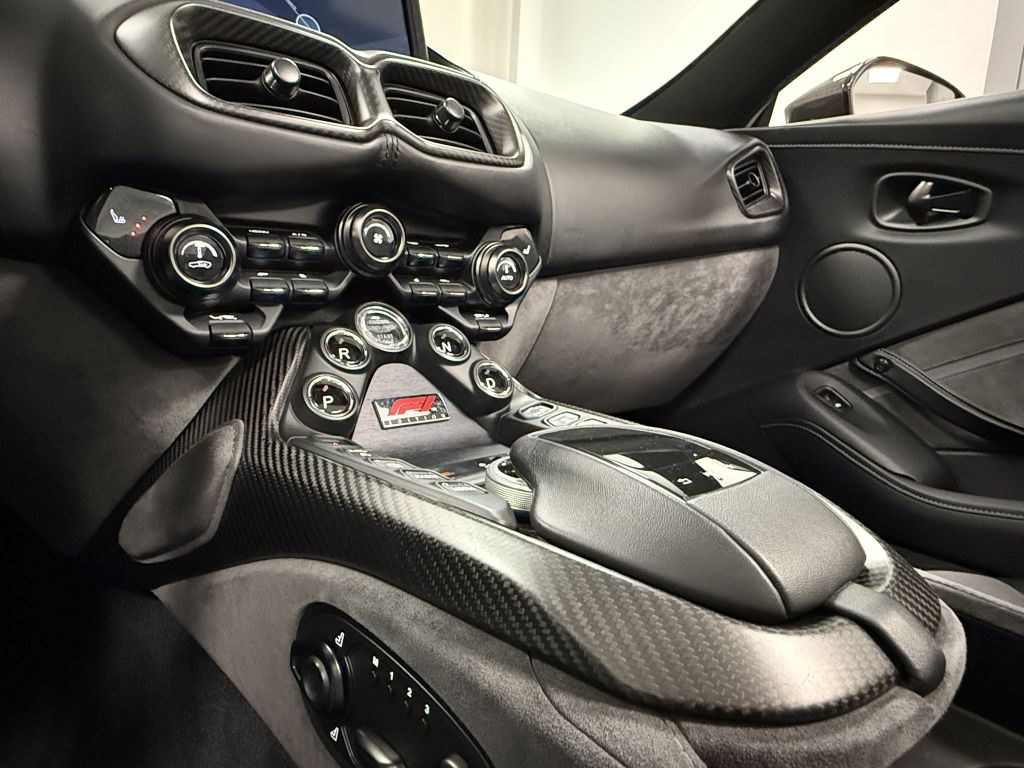 Aston Martin V8 Vantage 2021