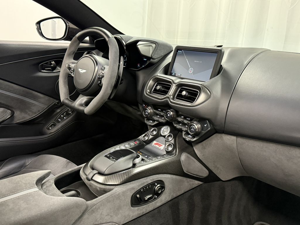 Aston Martin V8 Vantage 2021